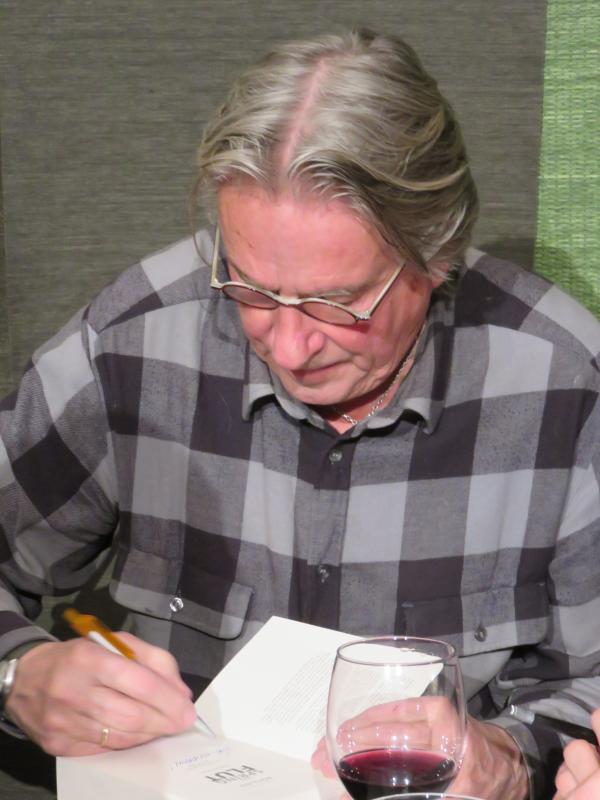 Rolf Börjlind beim Signieren in der Pause © Wolfgang Sander