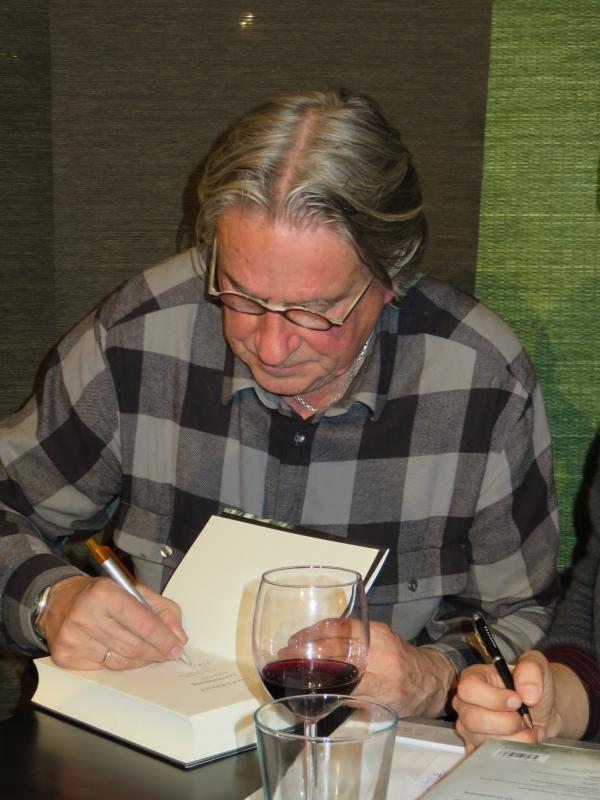 Rolf Börjlind beim Signieren in der Pause © Wolfgang Sander