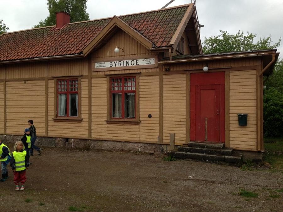 Im Film diente der Bahnhof in Kvarnabo als Byringe Station © Bernt Lindsjö  www.agj.net