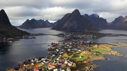 Ein Blick auf eine Insel der Lofoten © NDR