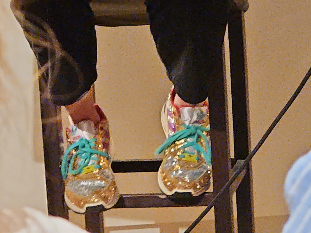 Schicke Schuhe der Vorleserin ;-)   Wolfgang Sander